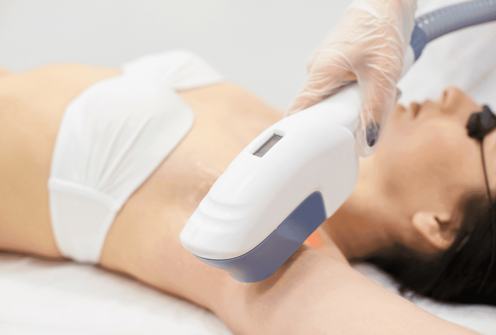 Femme recevant une épilation des aisselles à la lumière pulsée (IPL) dans un centre spécialisé en Suisse.
