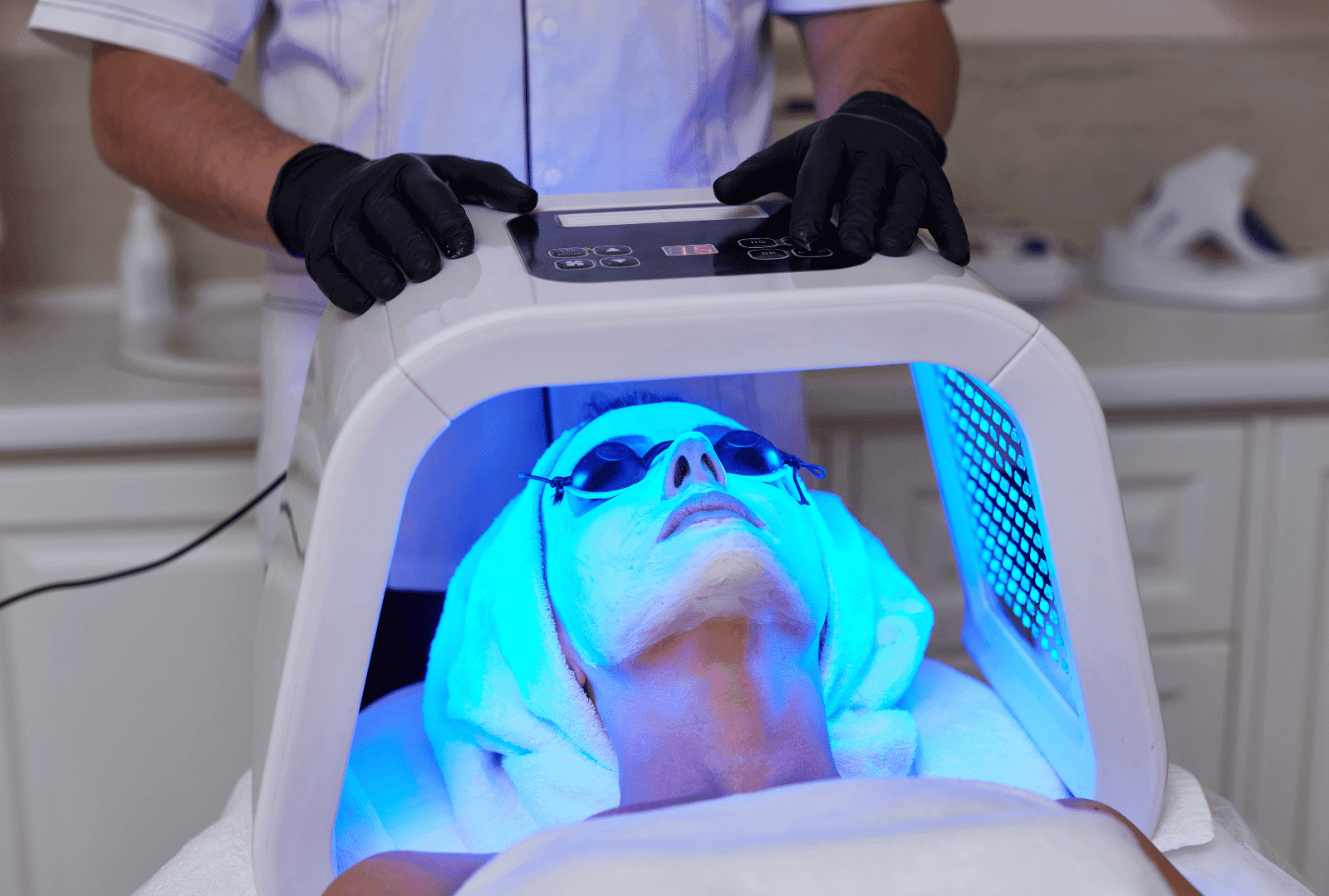 Soin du visage avec lumière LED