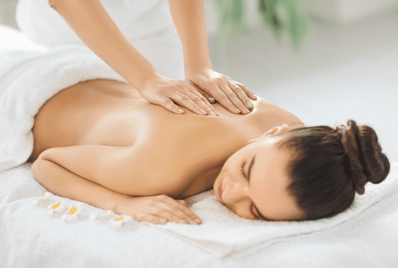 Femme recevant un massage esthétique