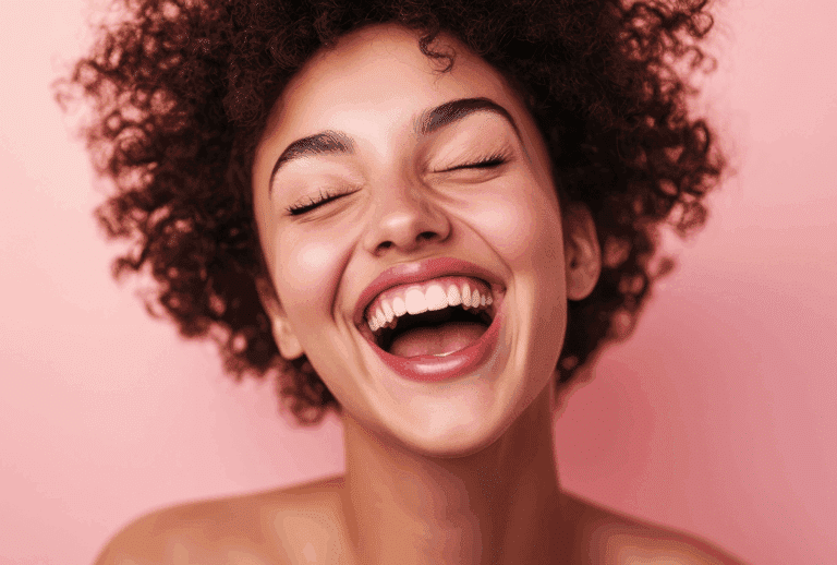 Femme souriante avec cheveux bouclés sur fond rose