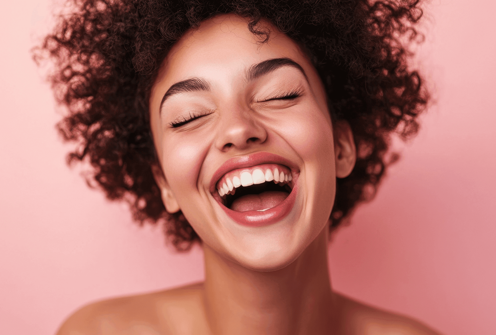 Femme souriante illustrant les soins d’esthétique dentaire