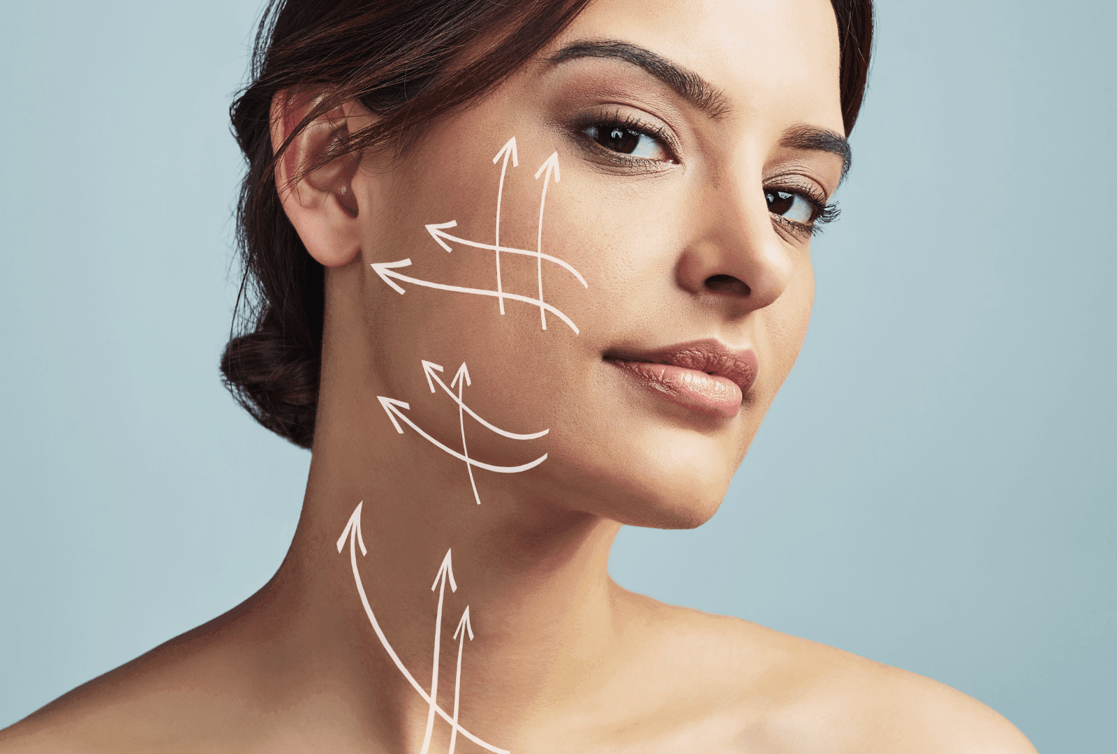 Femme avec flèches indiquant des traitements de peau.