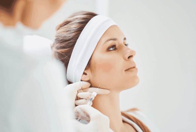 Femme recevant un traitement esthétique au visage.