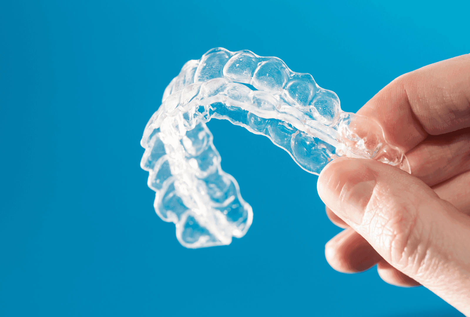 Aligneur dentaire transparent en main