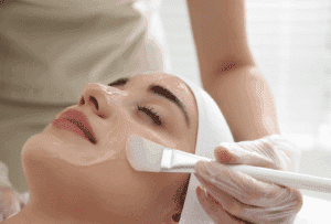 Femme recevant un peeling du visage relaxant