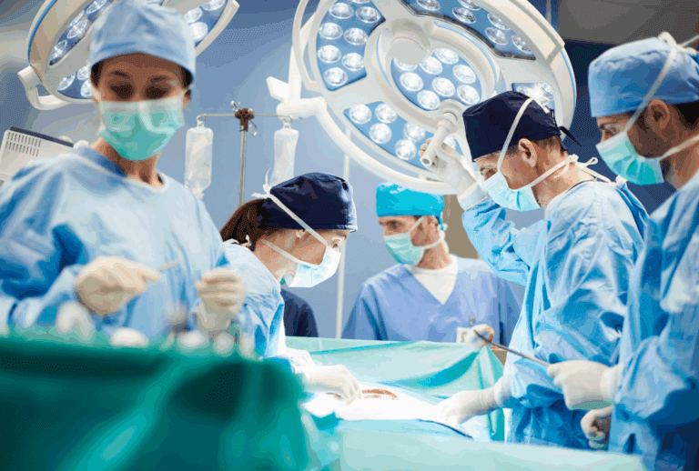 Chirurgiens en pleine opération dans un hôpital