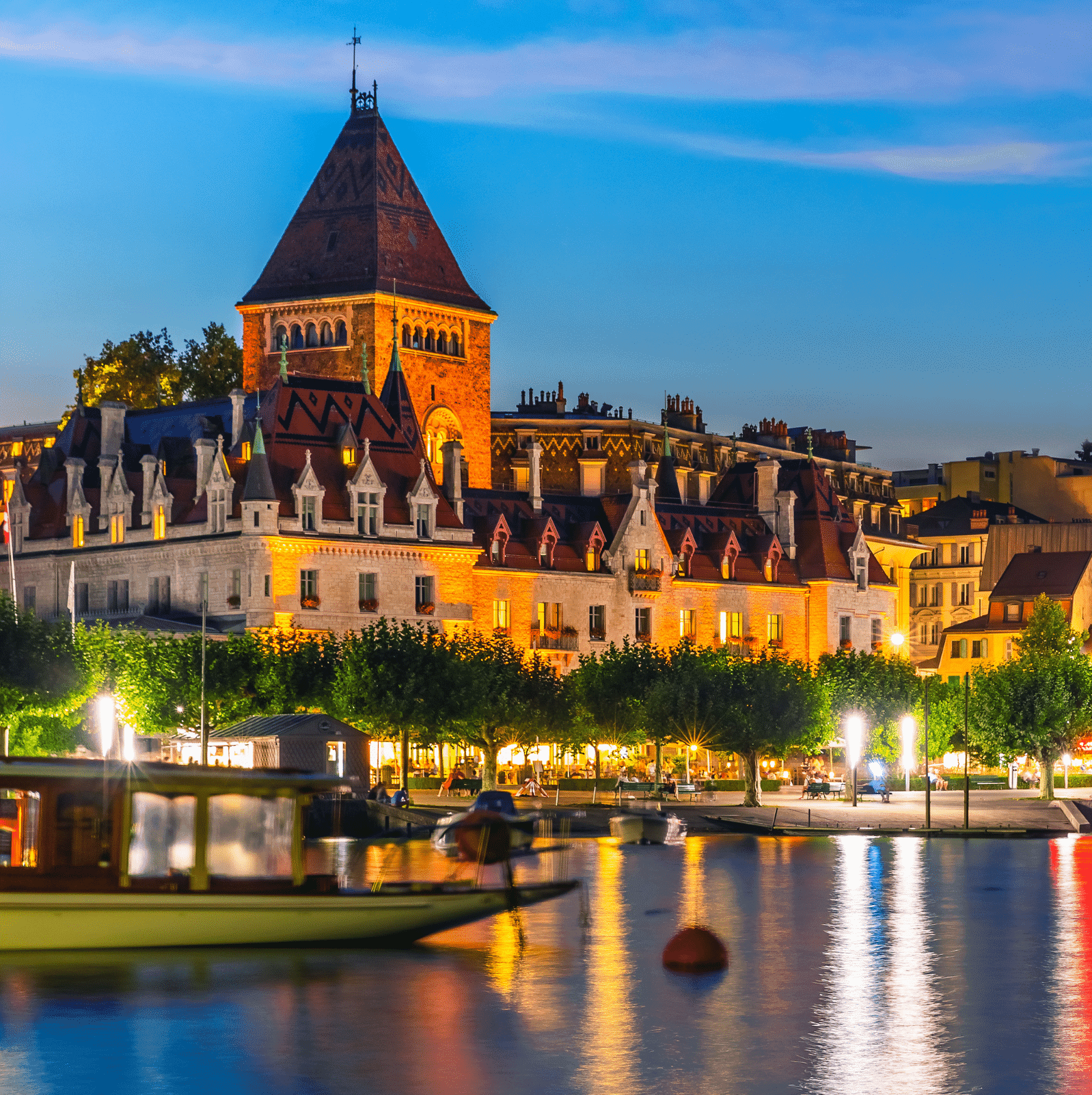 Vue nocturne d'un bâtiment historique au bord de l'eau