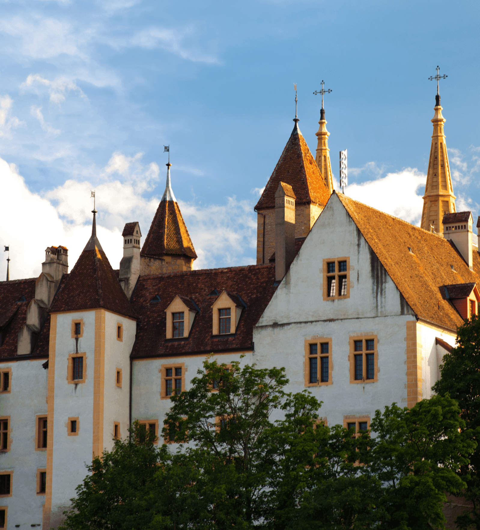 Château avec tourelles et ciel bleu