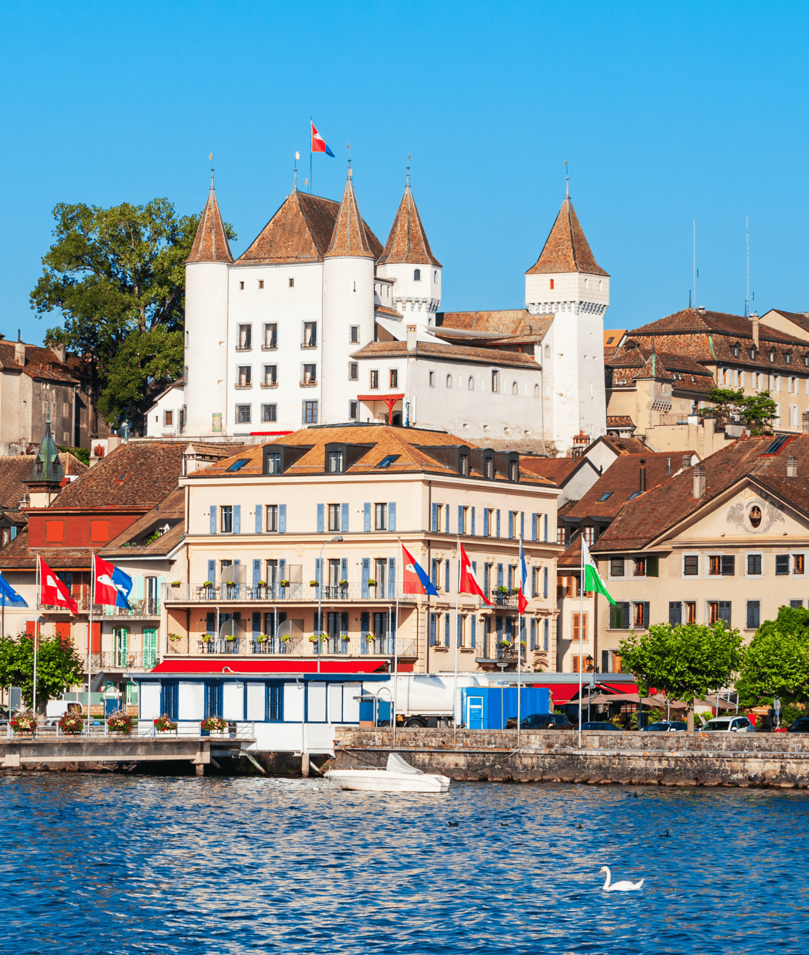 Château et façades colorées au bord du lac.
