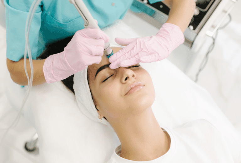 Traitement facial avec appareil esthétique pour la peau.