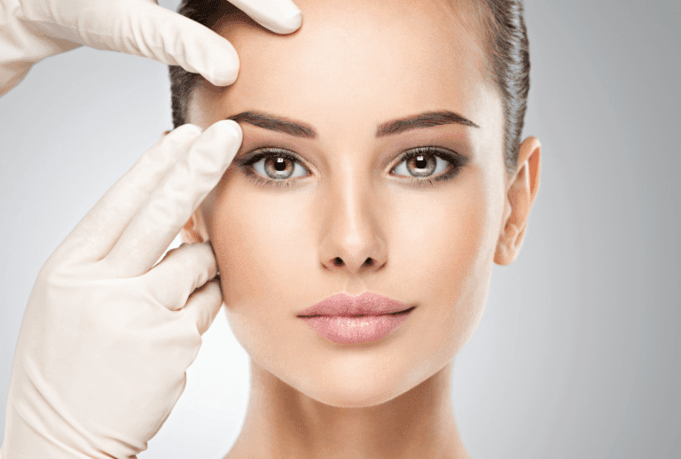 Femme recevant un soin esthétique du visage