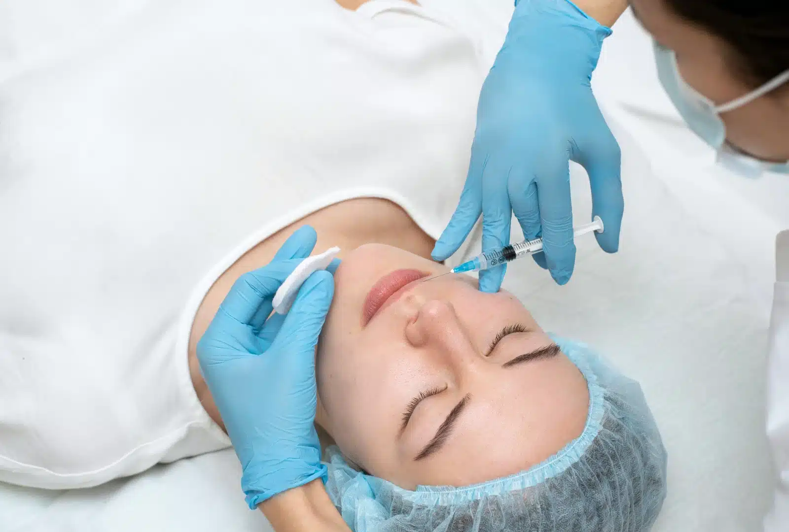 Injection d’acide hyaluronique pour combler les rides et restaurer les volumes