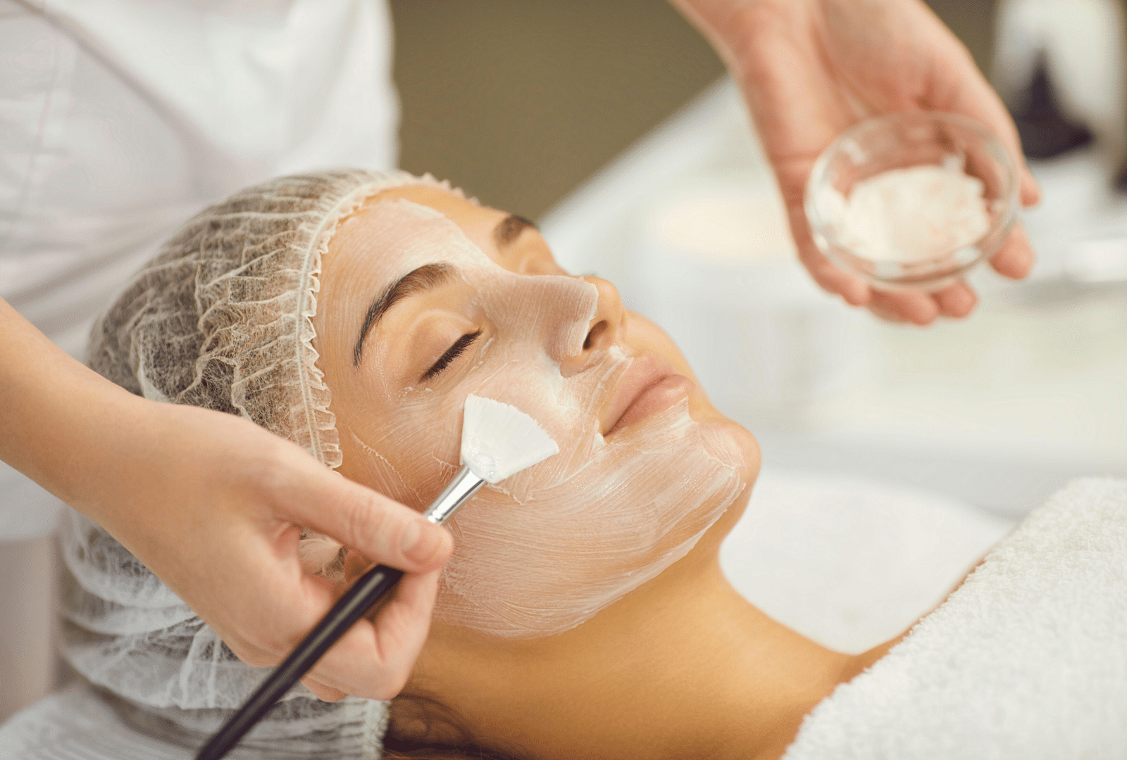 Application d’un soin du visage par un professionnel en clinique de dermatologie esthétique.