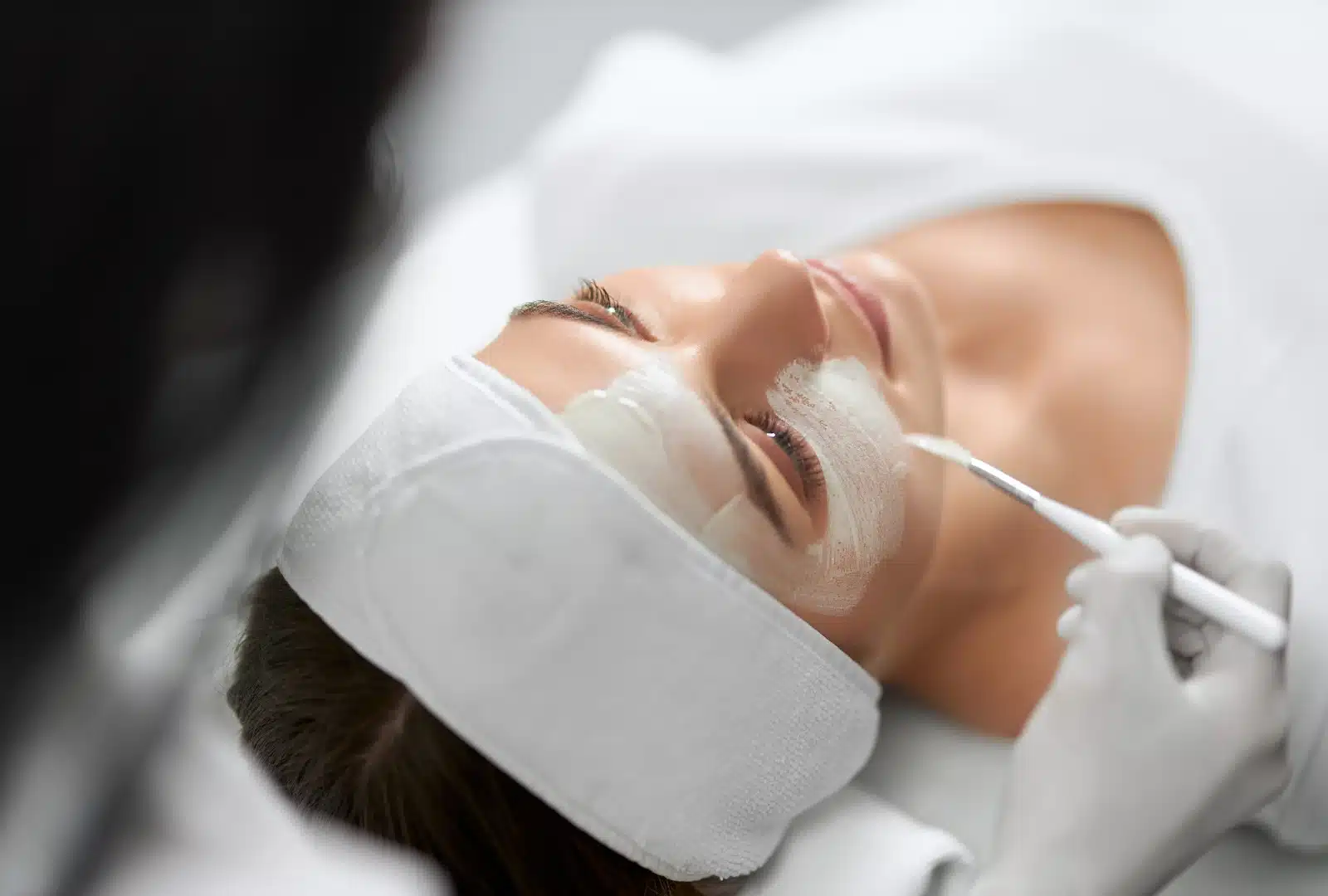 Application d’un peeling chimique pour lisser et éclaircir le teint