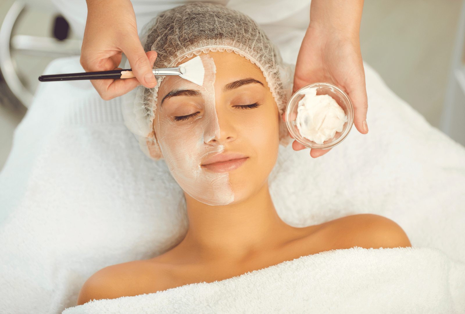 Femme recevant un soin dermatologique esthétique du visage dans une clinique en Suisse.