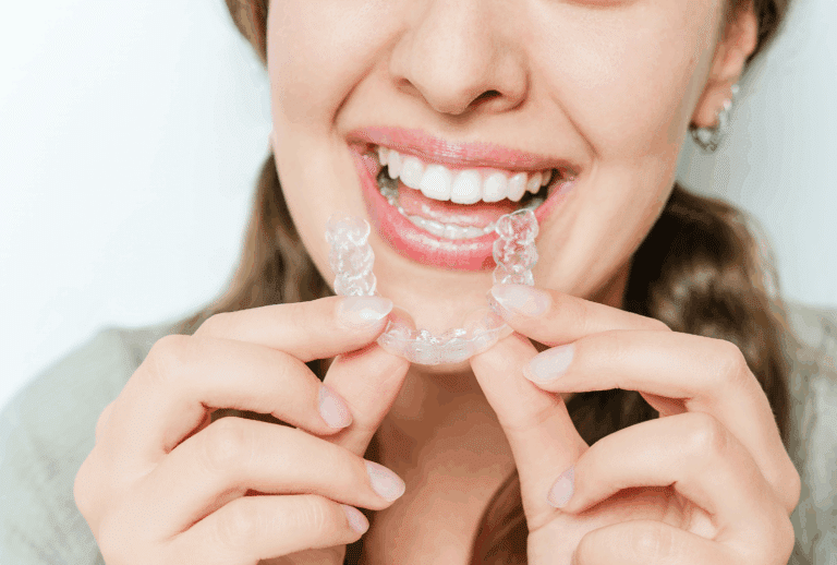 Femme souriante avec un aligneur transparent.