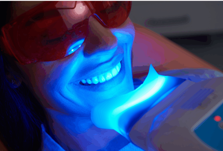 Sourire éclatant lors d'un blanchiment dentaire