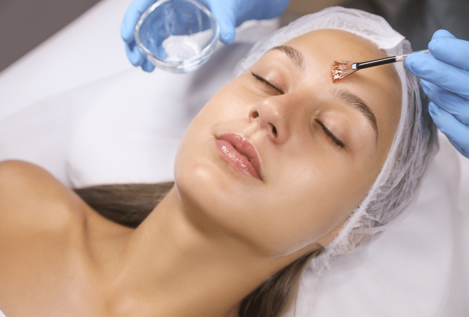 Soins du visage avec application de produit skincare