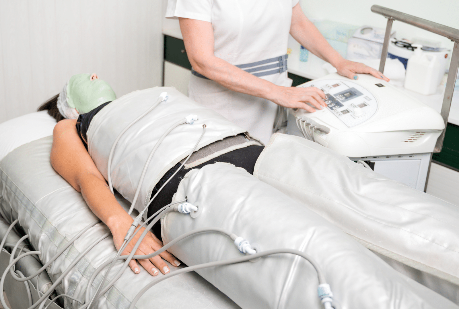 Drainage et pressothérapie sur une femme