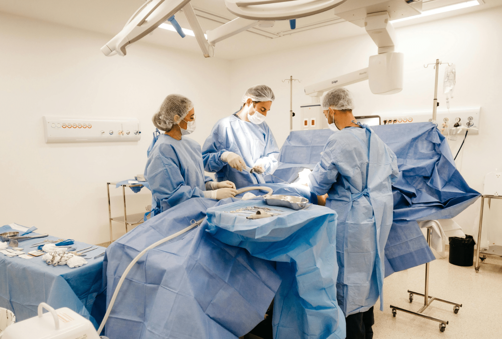 Equipe de chirurgiens et matériels