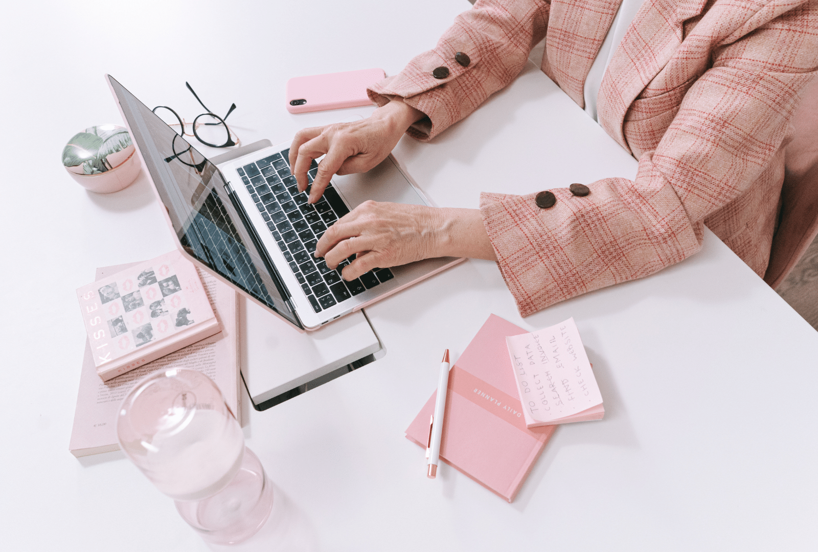 Femme prenant note du glossaire des termes esthétiques sur son ordinateur