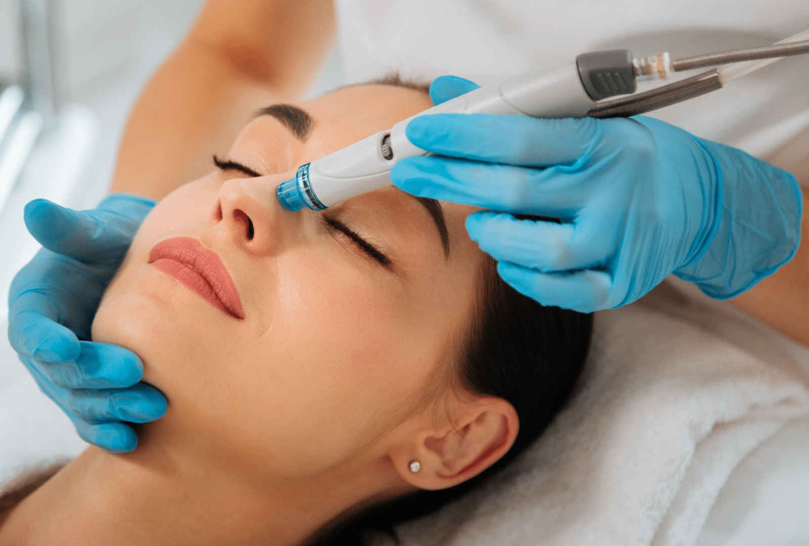 Soins hydrafacial du visage avec appareil