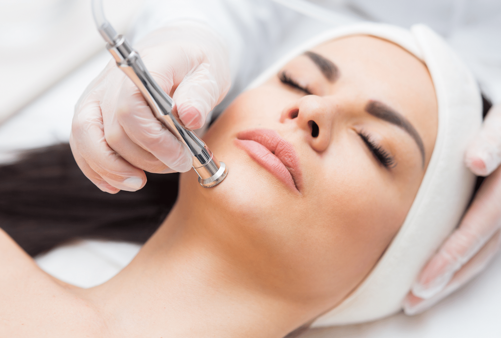 Soin du visage avec microdermabrasion