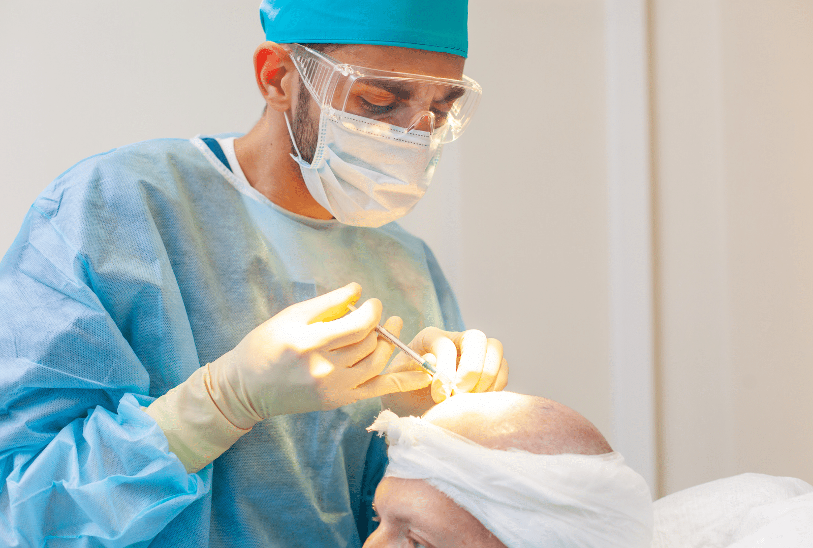 Traitement capillaire par un praticien