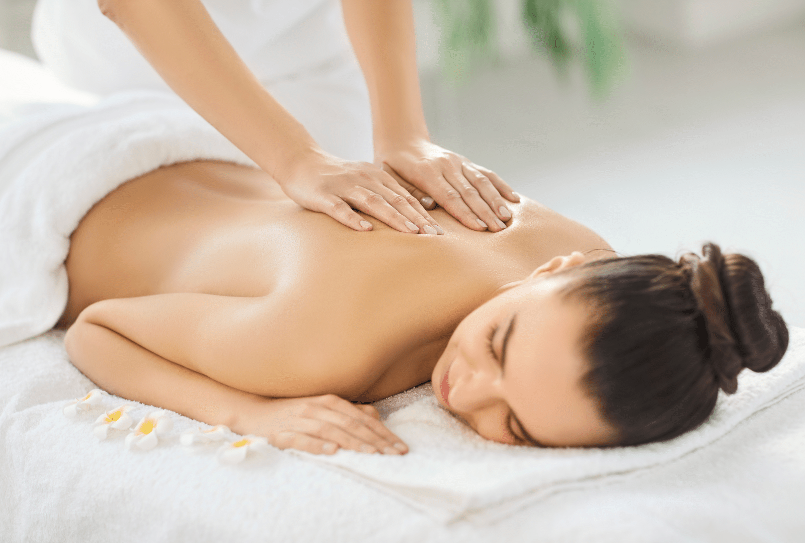 Femme recevant un massage esthétique dans un institut de bien-être