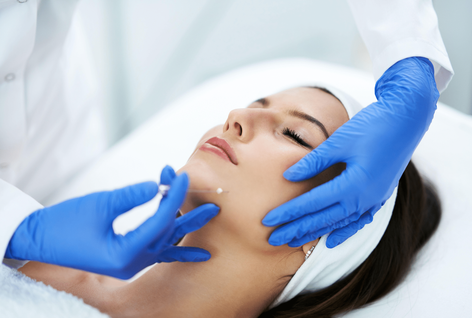 Femme recevant un traitement par fils tenseurs dans un centre de médecine esthétique