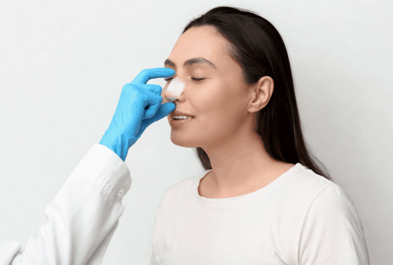 Patiente examinée après une chirurgie du nez avec pansement, dans un cabinet médical