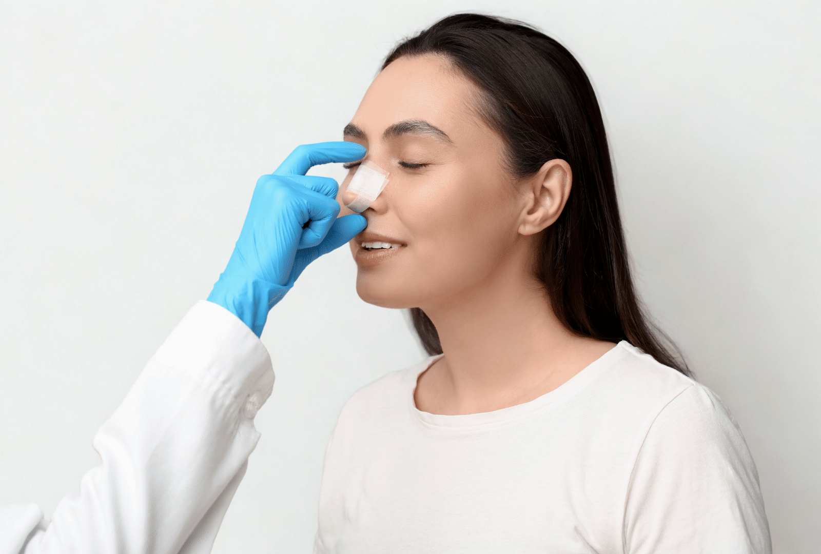 Patiente examinée après une chirurgie du nez avec pansement, dans un cabinet médical