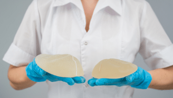 Prothèses mammaires montrées par un professionnel