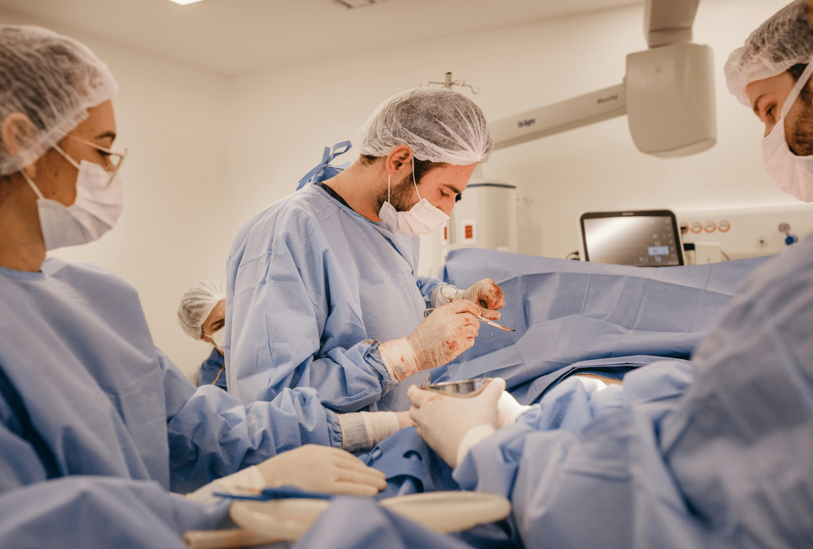 Chirurgiens en pleine opération médicale