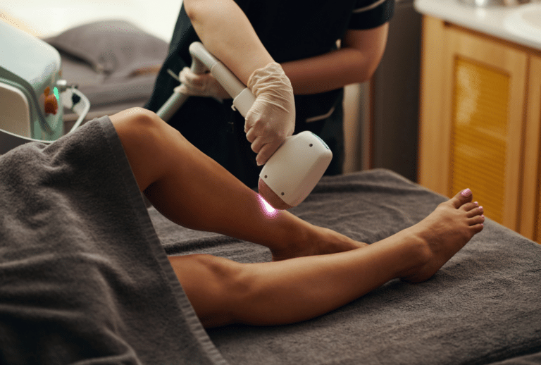 Femme à la peau bronzée en séance d’épilation laser professionnelle