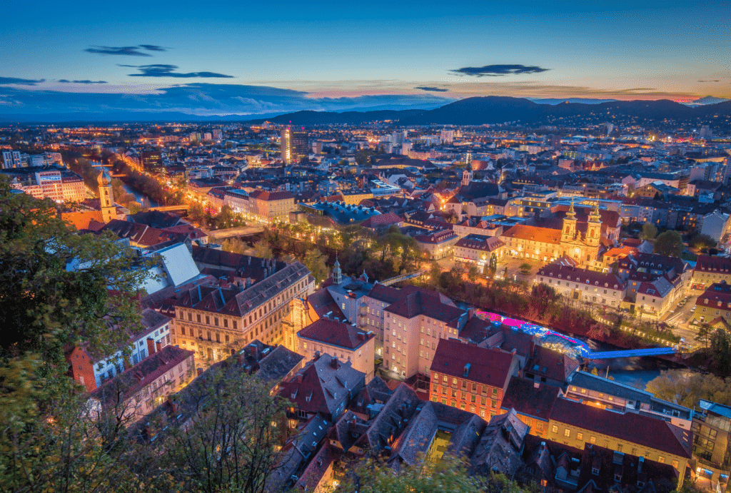 Vue panoramique de la ville au crépuscule