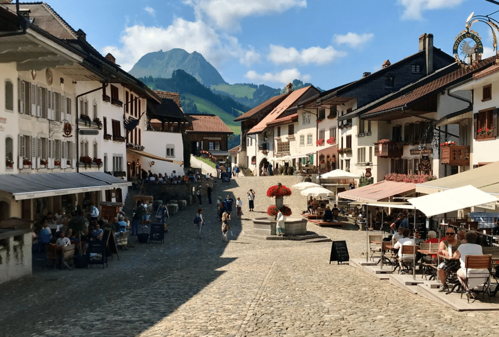 Rue pittoresque avec montagnes en arrière-plan.