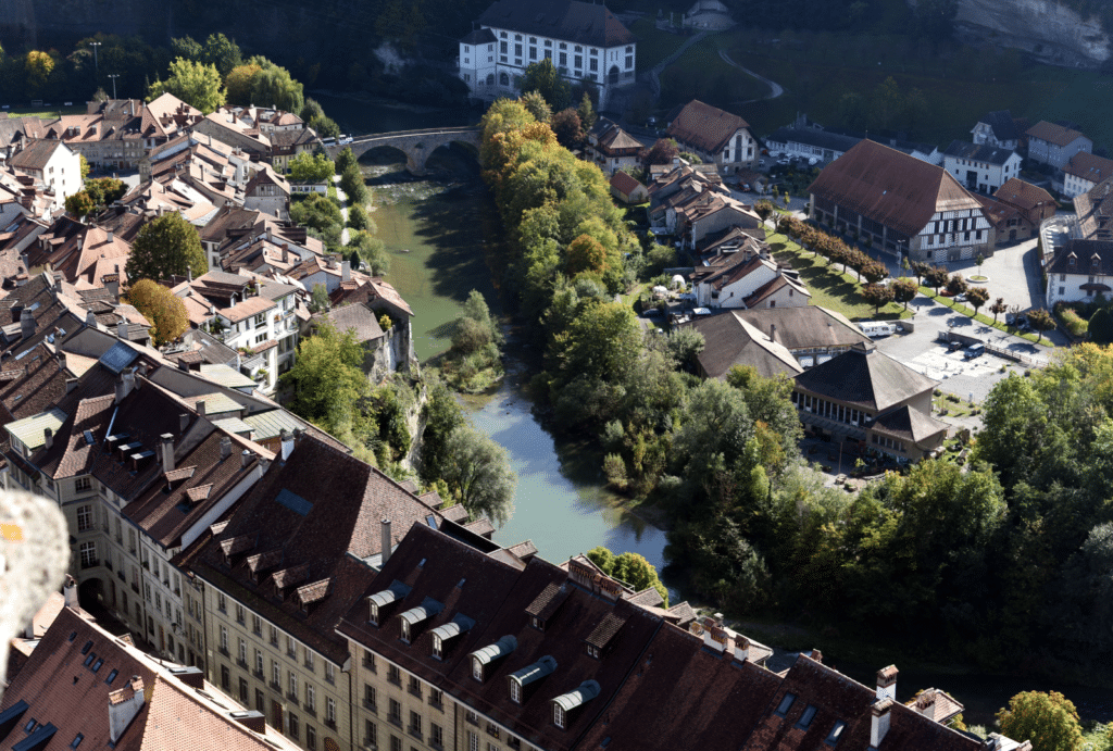 Vue panoramique d'un village suisse avec rivière.