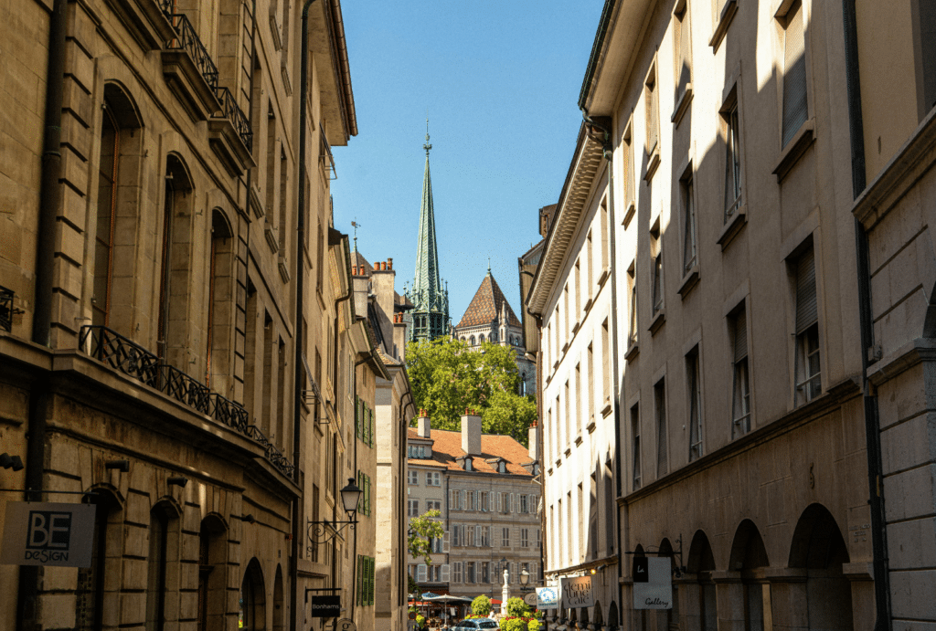 Rue pittoresque avec église en arrière-plan