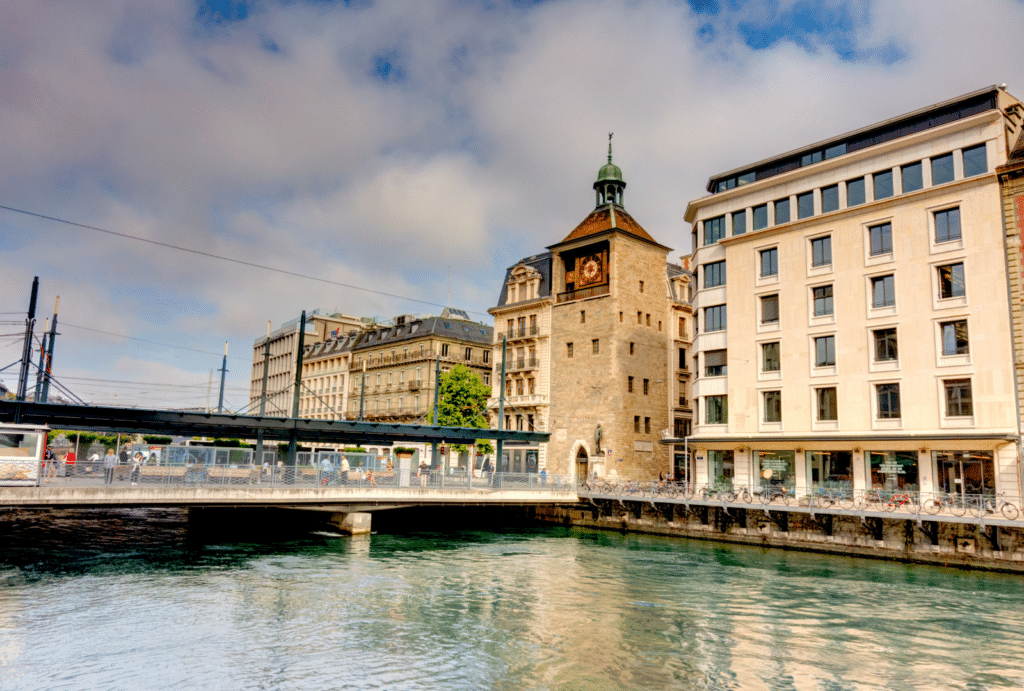 Pont et bâtiments historiques à Genève