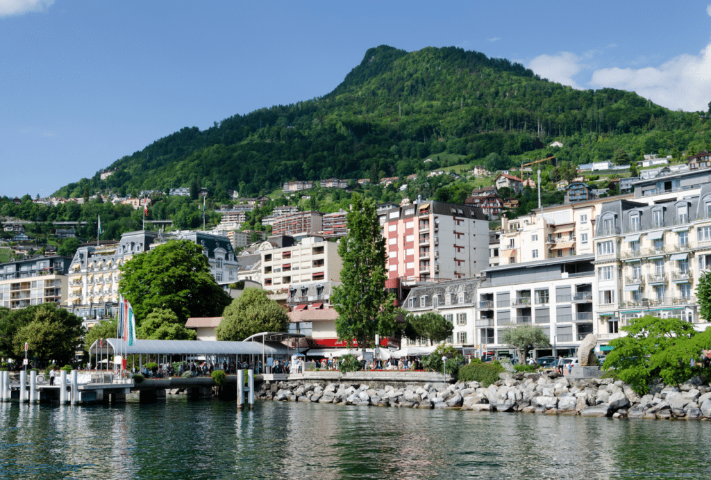 Vue panoramique de Montreux au bord du lac.