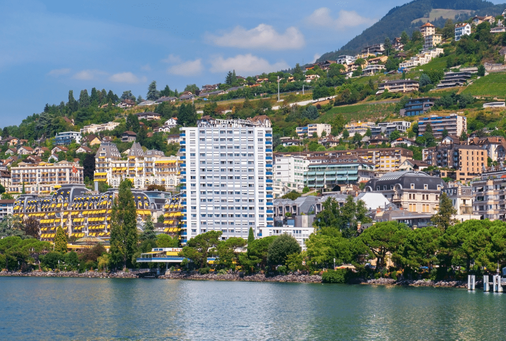 Vue panoramique de Montreux au bord du lac