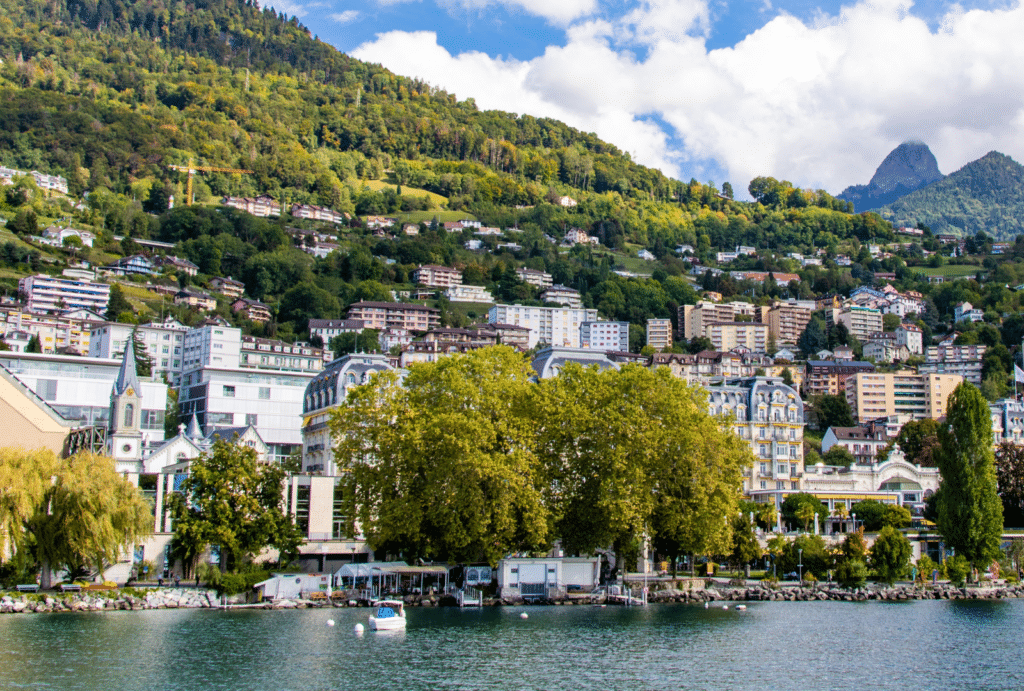 Vue d'une ville au bord du lac en Suisse.