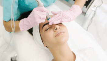 Traitement facial avec appareil esthétique pour la peau.
