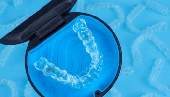 Gouttière dentaire dans sa boîte bleue