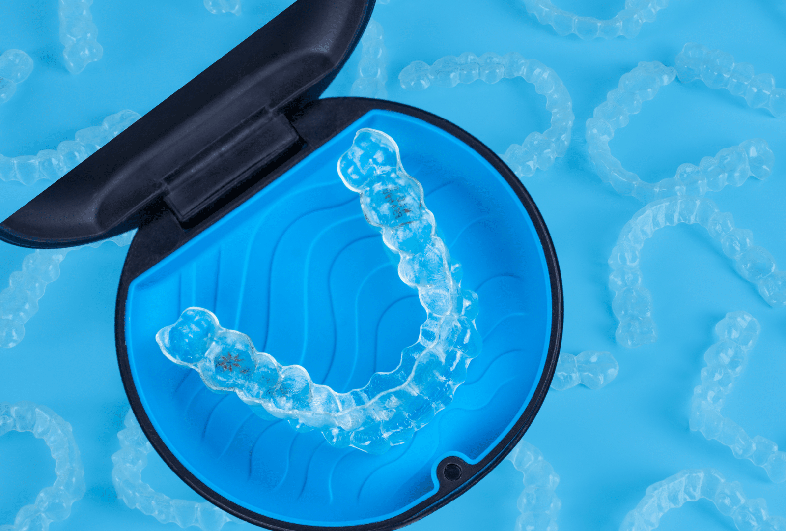 Gouttière dentaire dans sa boîte bleue