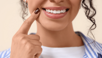 Femme souriante avec une main sur la joue