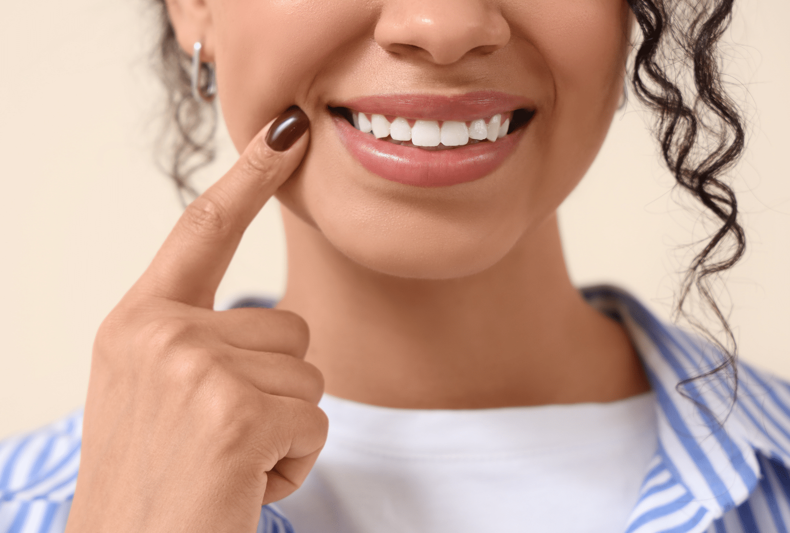 Femme souriante avec une main sur la joue