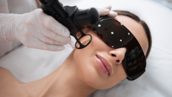 Femme recevant un traitement esthétique