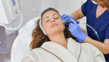 Femme en soin facial dans un salon